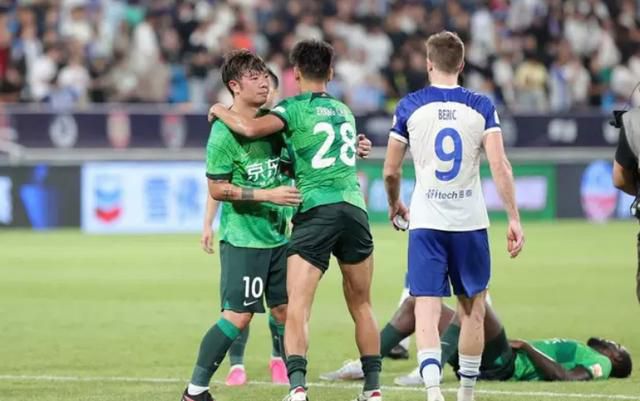 尤文本赛季提拔了不少年轻球员进入一线队，阿莱格里首先表示：“我决定带伊尔迪兹和怀森参加今夏热身赛，因为每年都有非常优秀的年轻球员，而尤文的目标是把尽可能多的年轻球员带到一线队。